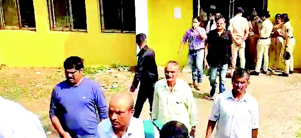 Chaos at Tivim Comunidade
poll, 50 gauncars stage walkout