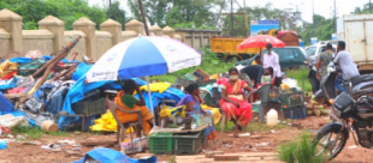 Chaos prevails outside GMC as  police detain irate kiosk vendors