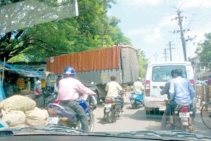 Chaotic scenes on the road at Vasco vegetable market