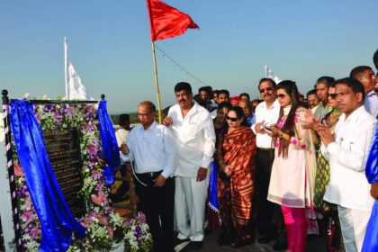 Chief Minister Digambar Kamat inaugurating the Telaulim-Varca bridge in the presence of PWD Minister, Churchill Alemao, Urban Development Minister, Joaquim Alemao, GPCC president Subhash Shirodkar and others.