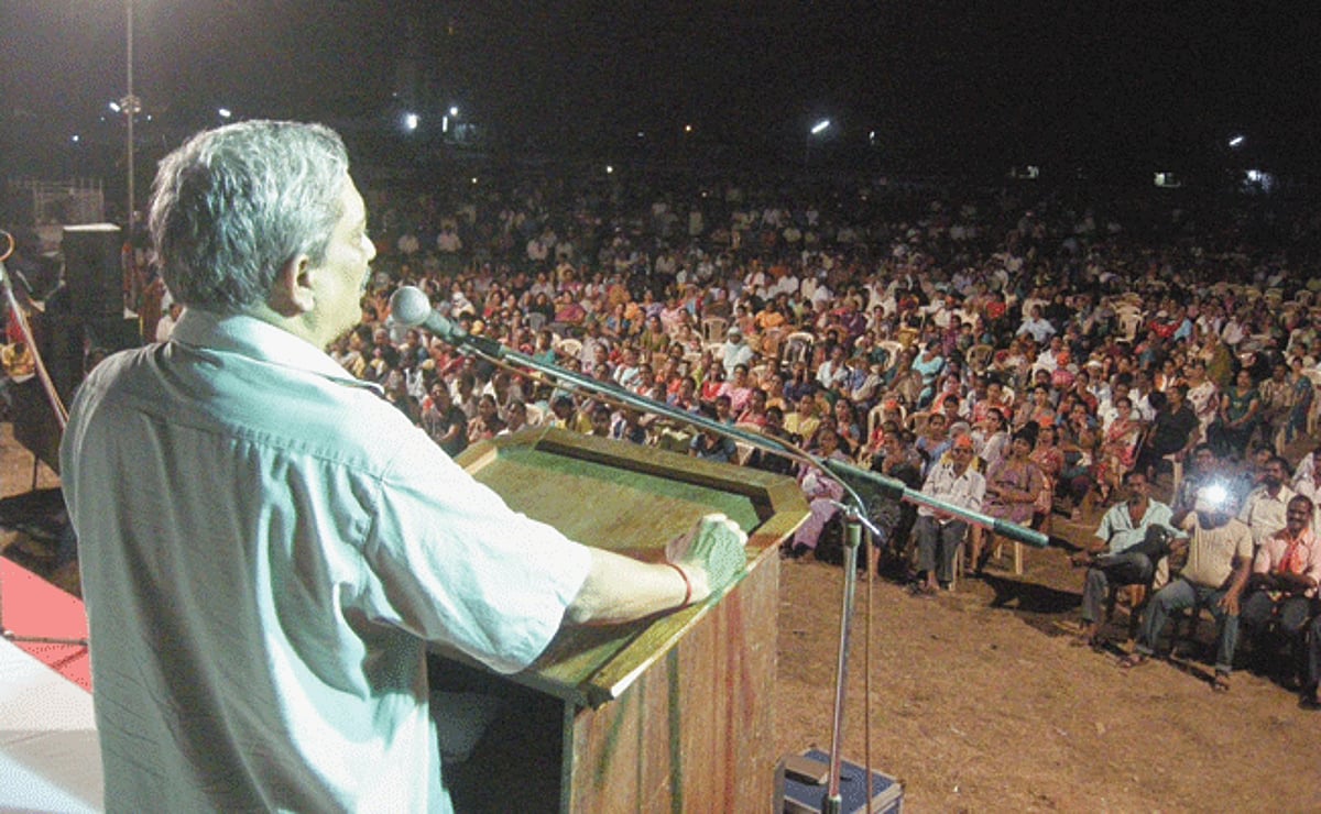 Chief Minister, Manohar Parrikar addressing a meeting of party candidate Narendra Sawaikar at Navelim  on Sunday.