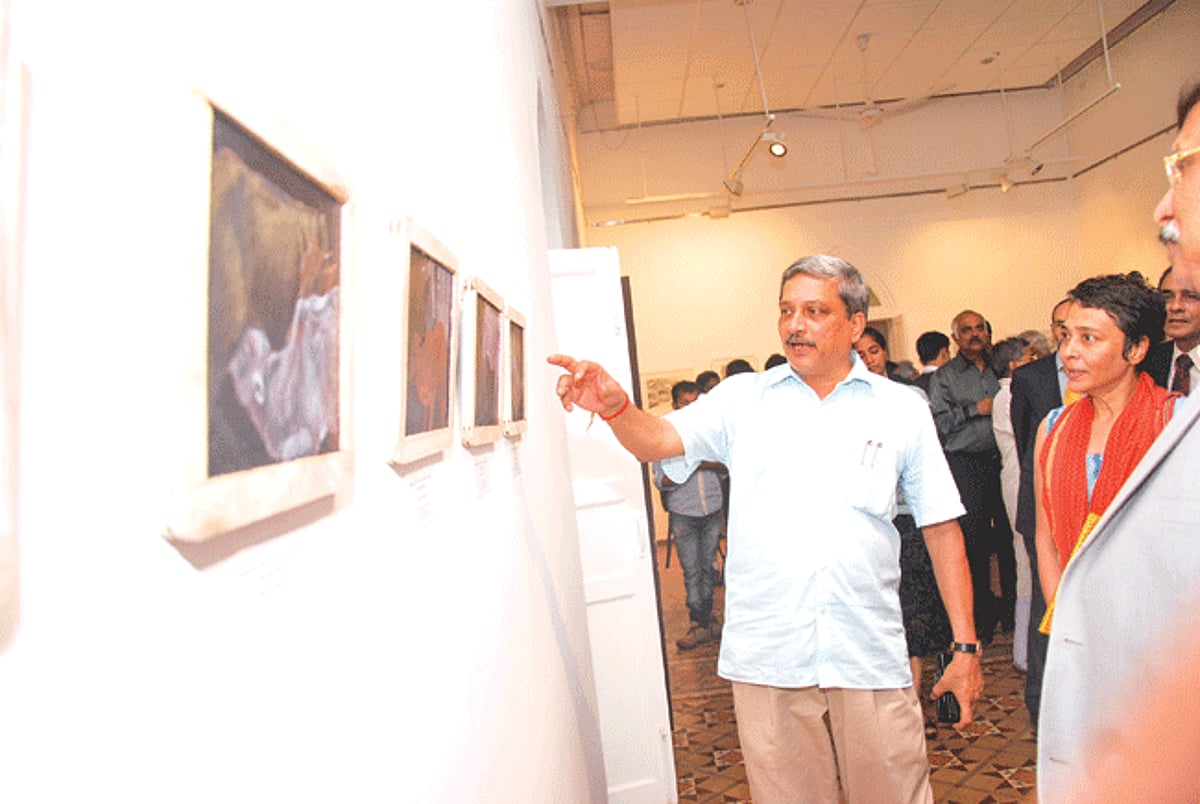 Chief Minister Manohar Parrikar evinces keen interest in the art works on display on the inaugural day of Semana da Cultura.