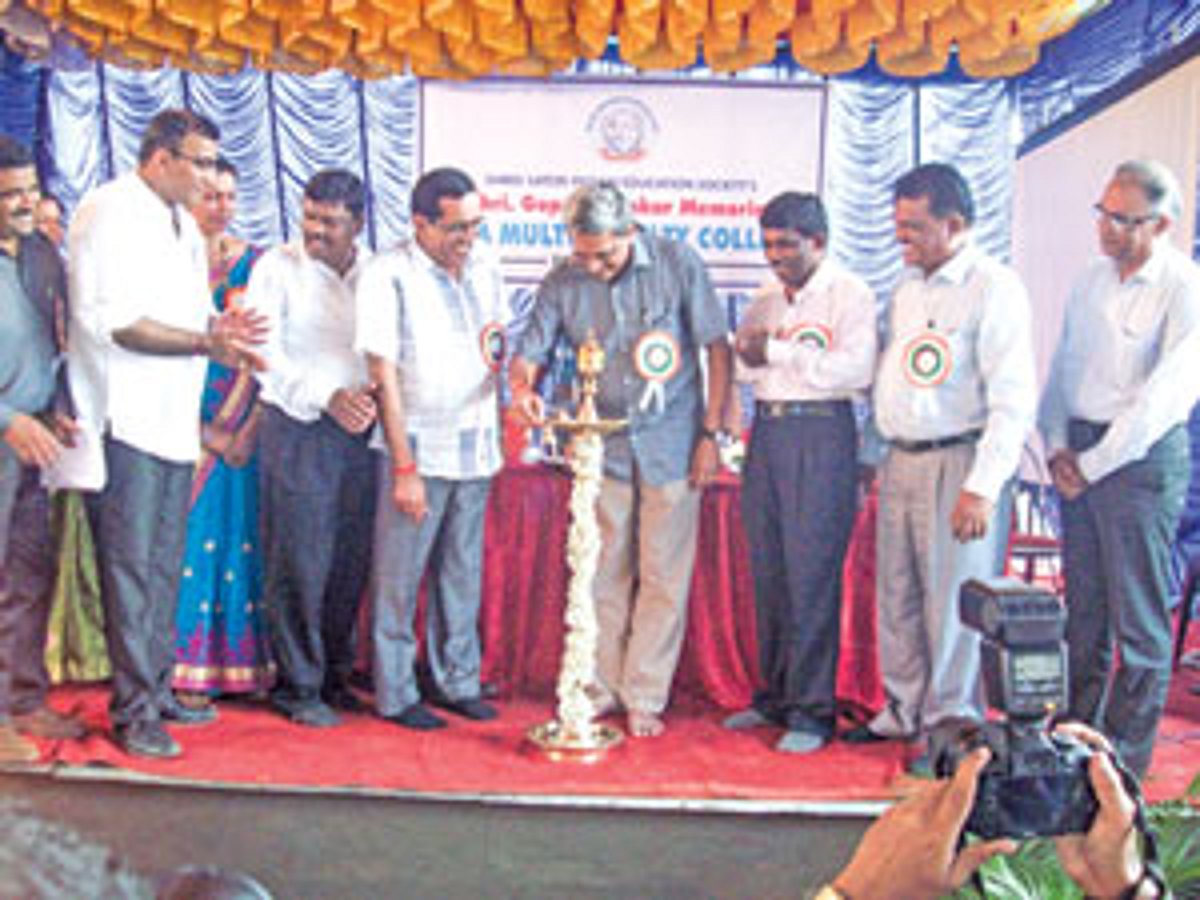 Chief Minister Manohar Parrikar inaugurates College at Dayanand Nagar in Dharbandora.
