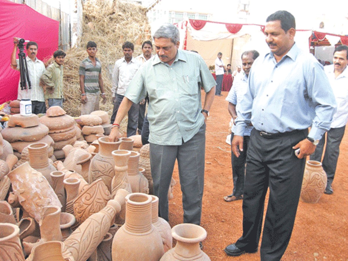 Chief Minister Manohar Parrikar inaugurating the 12-day SARAS fair at the SGPDA gorunds, Margao on Sunday.