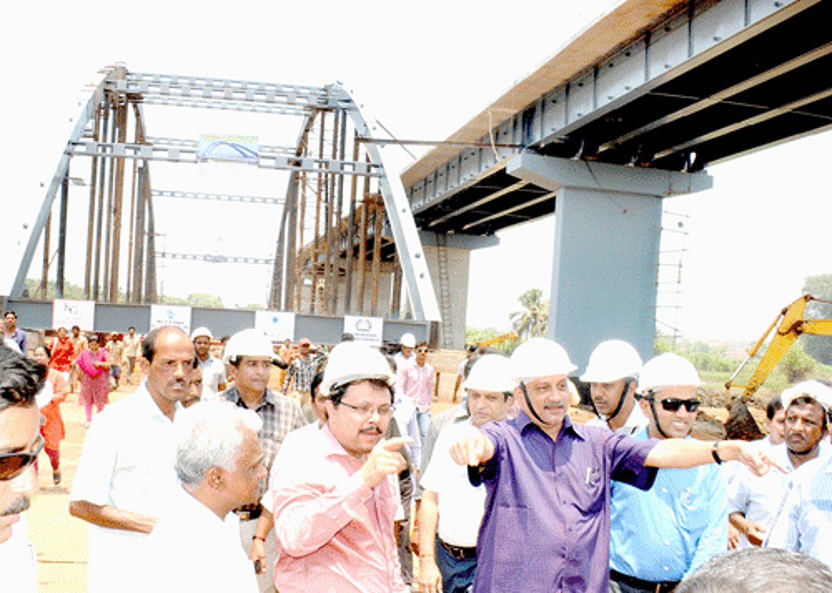 Chief Minister Manohar Parrikar launching the work of fitting a pre-fabricated span of 80 metres for the bridge connecting Cumbharjua and Gaundalim, on Tuesday.