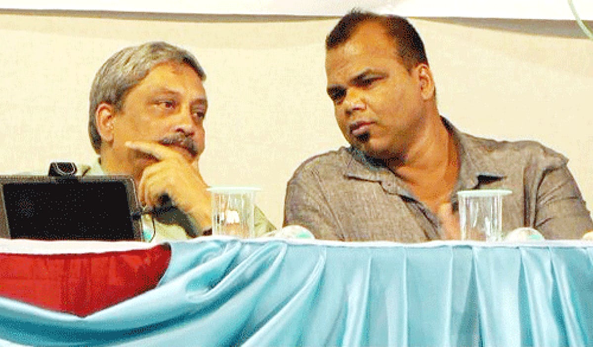 Chief Minister Manohar Parrikar lends an ear to beleaguered GVP supremo Mickky Pacheco after the day-night raid on his residence by the I-T sleuths