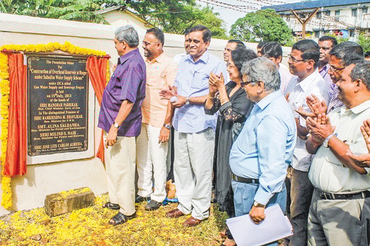 Chief Minister Manohar Parrikar unveils the foundation stone for the overhead reservoir at Mangor, Vasco, in the presence of PWD Minister Ramkrishna Dhavlikar, Forest and Environment Minister Alina Saldanha and Vasco MLA Carlos Almeida.