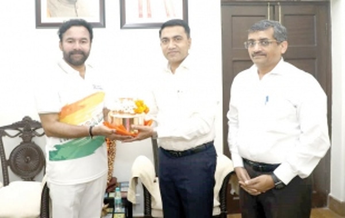 Chief Minister presents Goan soil for new Parliament project; calls on President