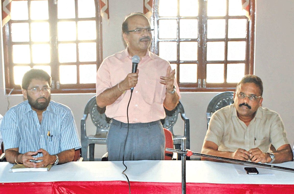 Chief Secretary B Vijayan holds an interactive session on solid waste management for elected members of local bodies in Mormugao taluka in the presence of Vasco MLA Carlos Almeida and GPCB Member Secretary Levinson Martins.