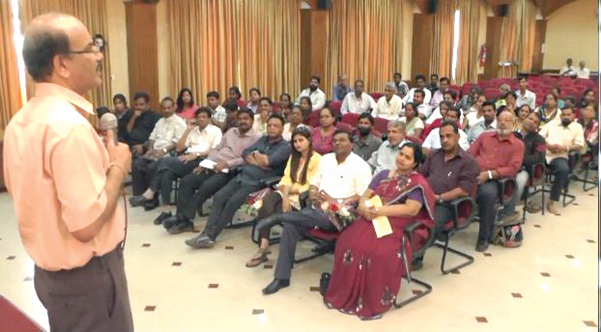 Chief Secretary B Vijayan interacting with municipal and panchayat elected representatives from Salcete on plastic waste collection.