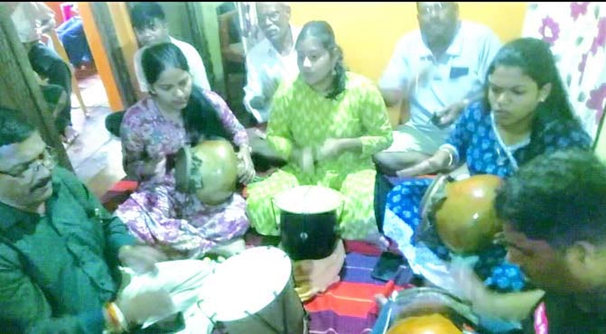Children and youth shun devices, embrace Ghumat Aarti during Ganesh Chaturthi