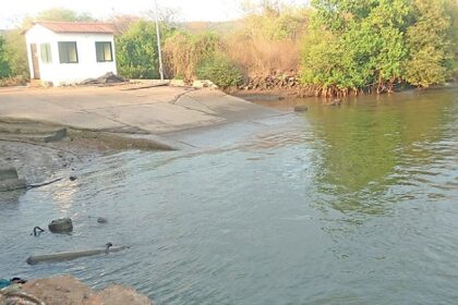 Children jumping off ferry for swim prompts temporary suspension of Durbhat-Rasoi service