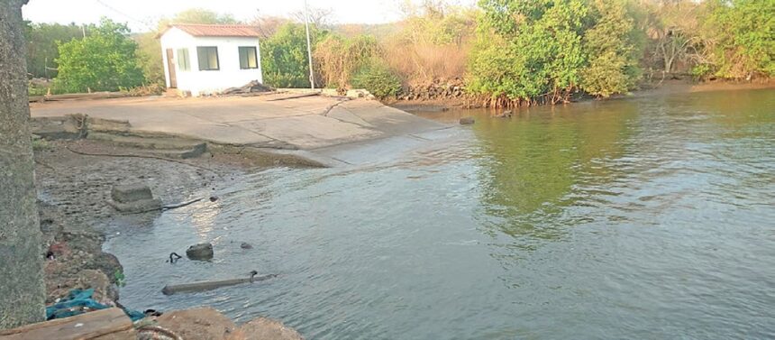 Children jumping off ferry for swim prompts temporary suspension of Durbhat-Rasoi service 1 Children jumping off ferry for swim prompts temporary suspension of Durbhat-Rasoi service