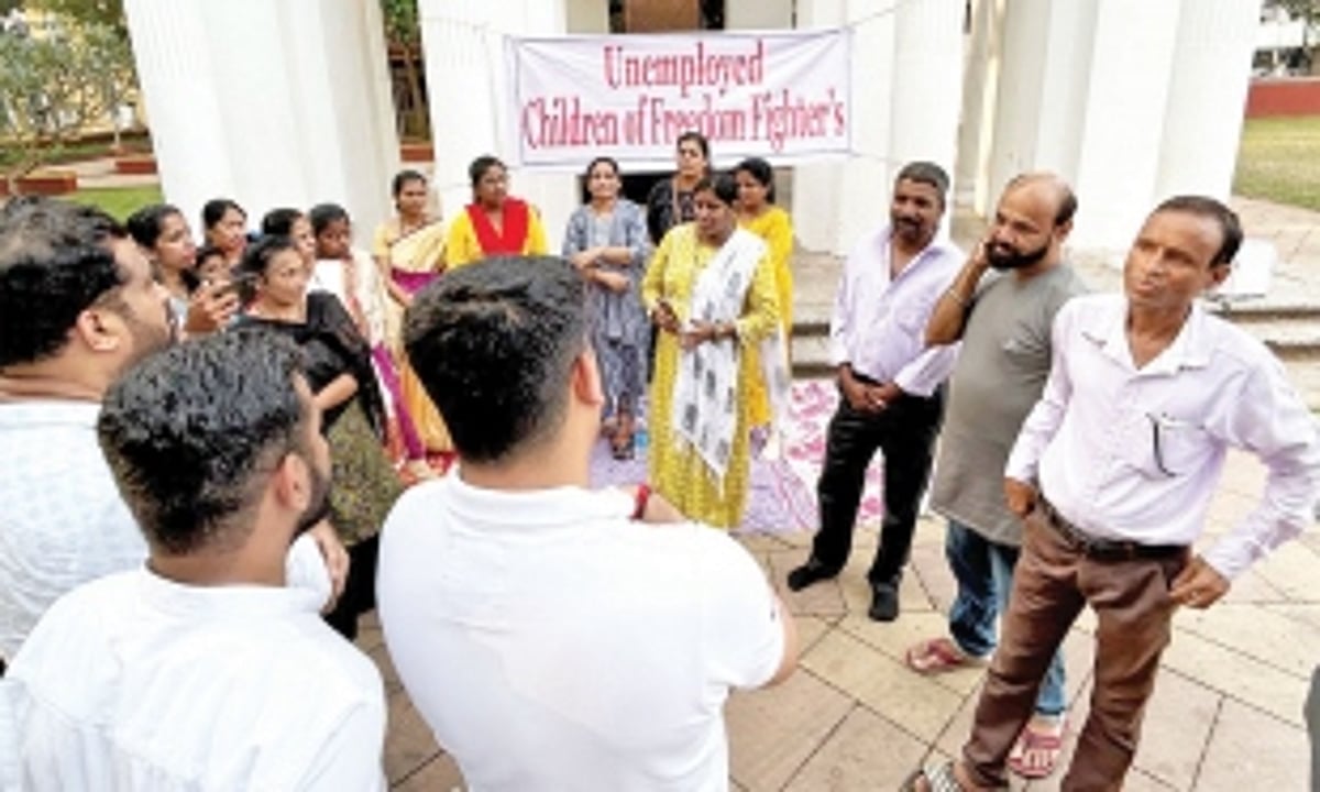 Children of freedom fighters stage protest over unemployment