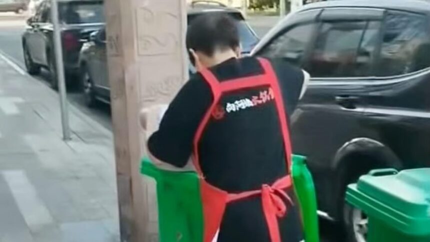 Chinese Restaurant Sparks Outrage After Video Shows Employee Collecting ‘Gutter Oil’ for Cooking 1 Chinese Restaurant Sparks Outrage After Video Shows Employee Collecting ‘Gutter Oil’ for Cooking
