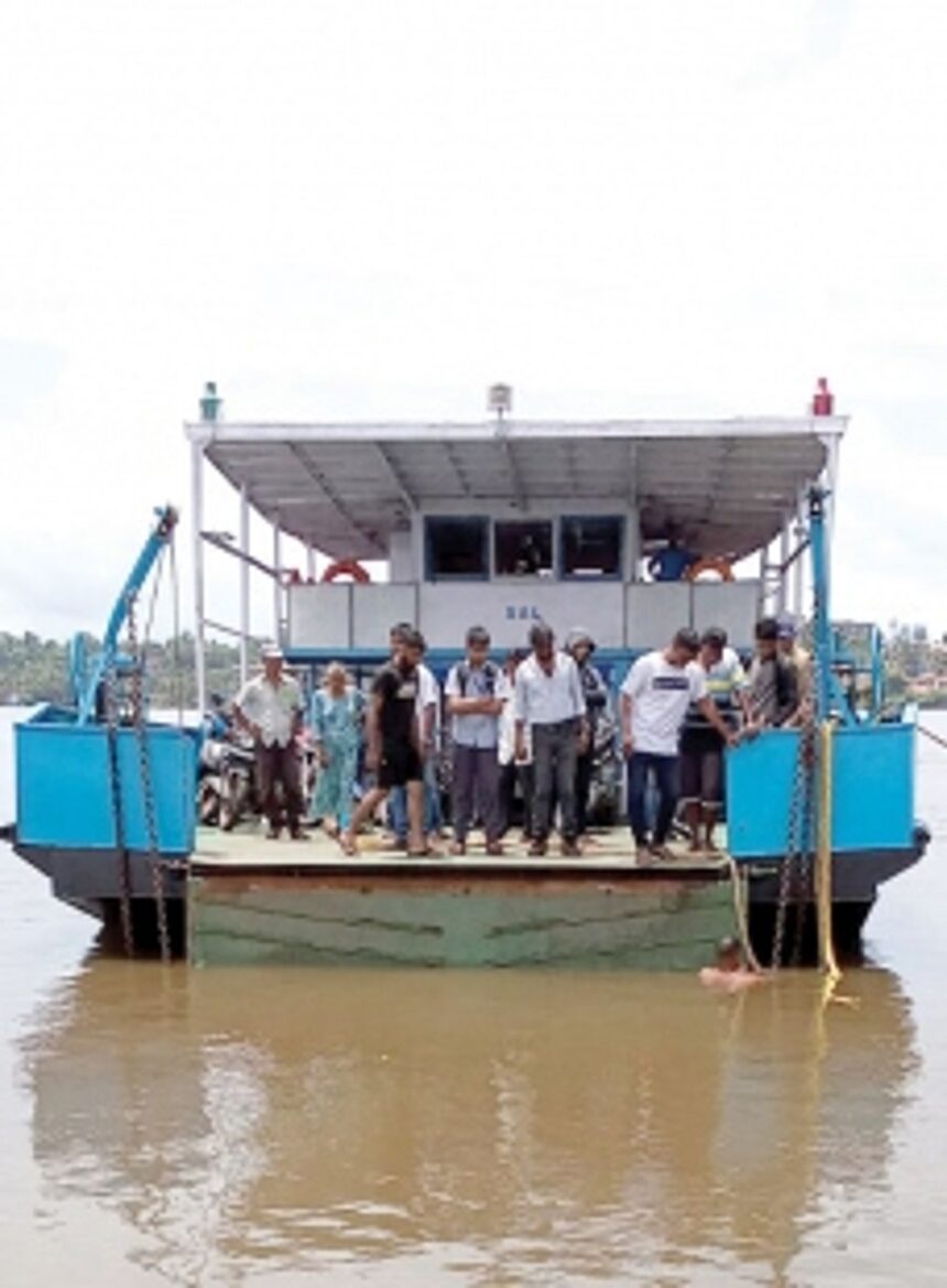 Chorao-Ribandar commuters  stranded as ferry raft breaks down