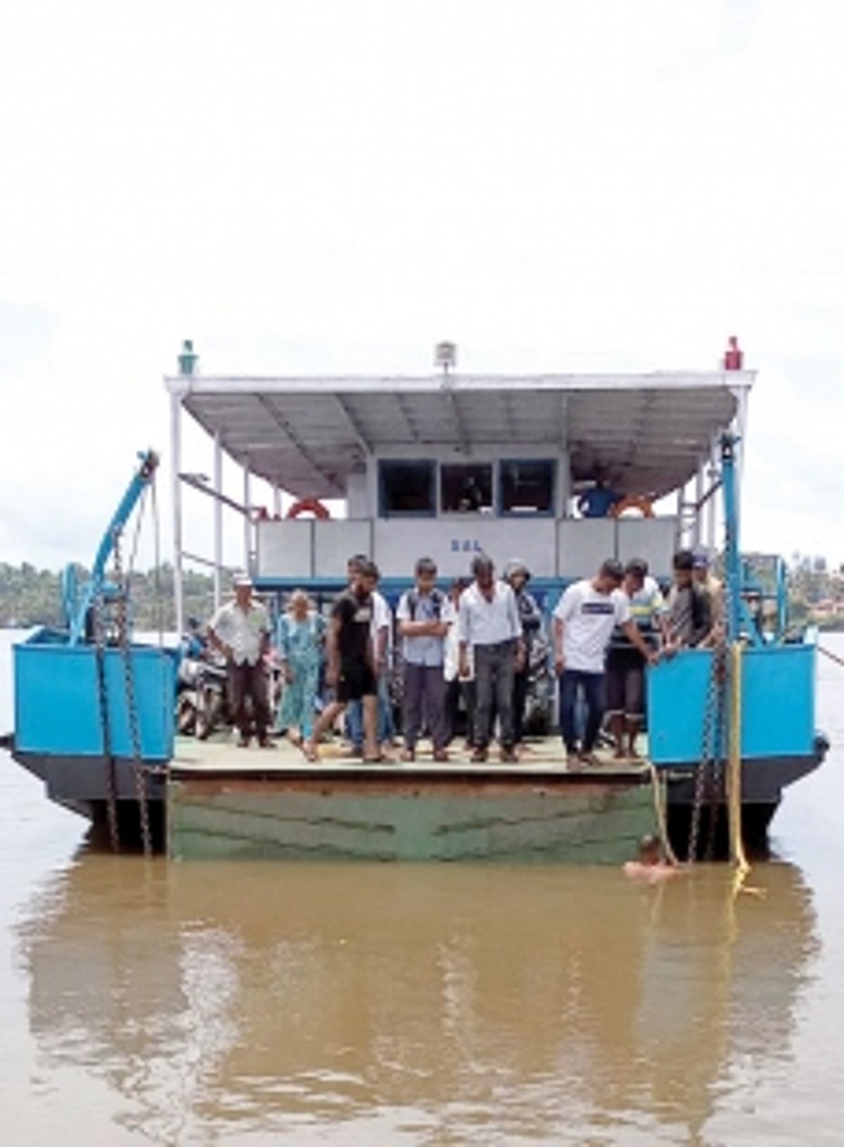 Chorao-Ribandar commuters  stranded as ferry raft breaks down