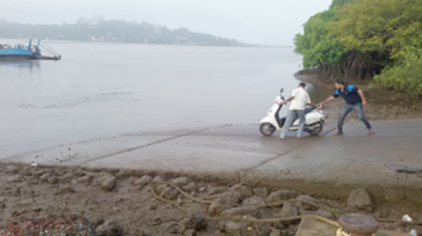 Chorao-Ribandar ferry ramp turn slippery due to neglect 1 Chorao-Ribandar ferry ramp turn slippery due to neglect