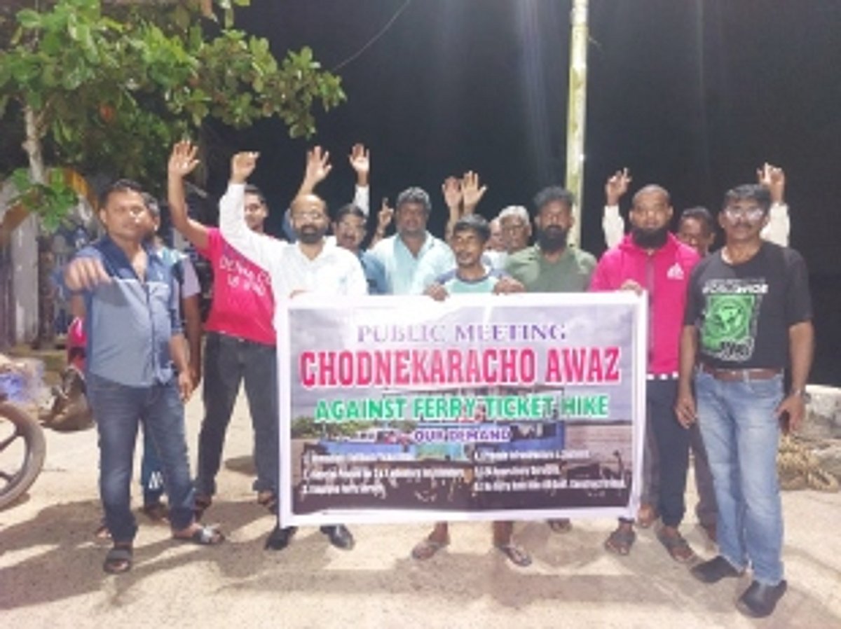 Chorao residents protest against ferry fees hike amidst long queues of vehicles