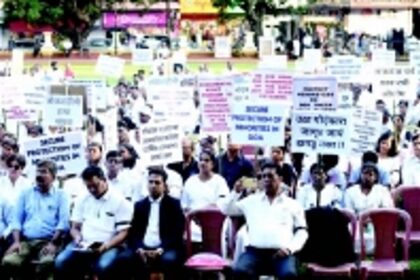 Christians back Pastor Domnic, stage protest at Azad Maidan