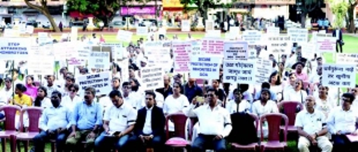 Christians back Pastor Domnic, stage protest at Azad Maidan