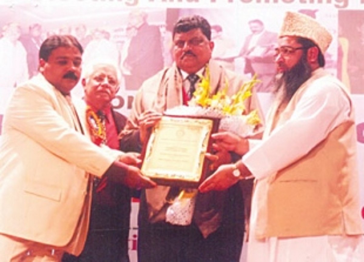 Churchill gets award  as best mass leader