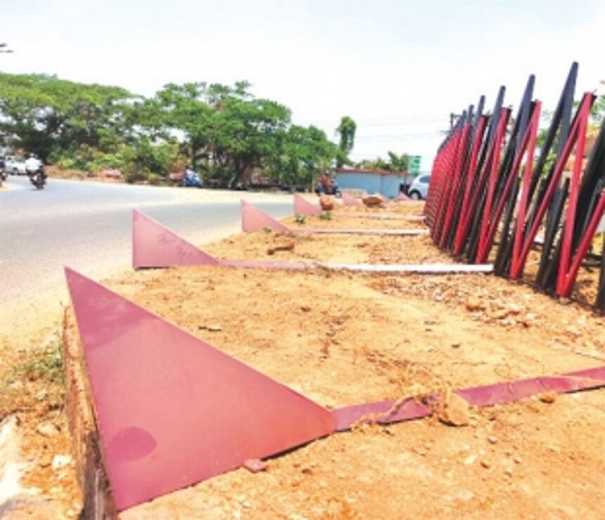 Citizens call for replacement of pointy ‘fencing’ at Fatorda’s Damodar Circle