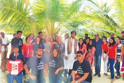 Citizens dedicate V-Day to coconut tree