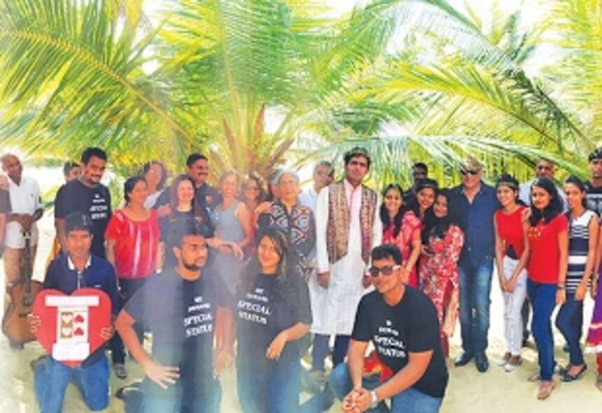 Citizens dedicate V-Day to coconut tree