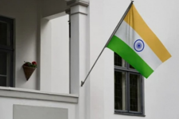 Citizens upset to see Tiranga still hoisted on some houses