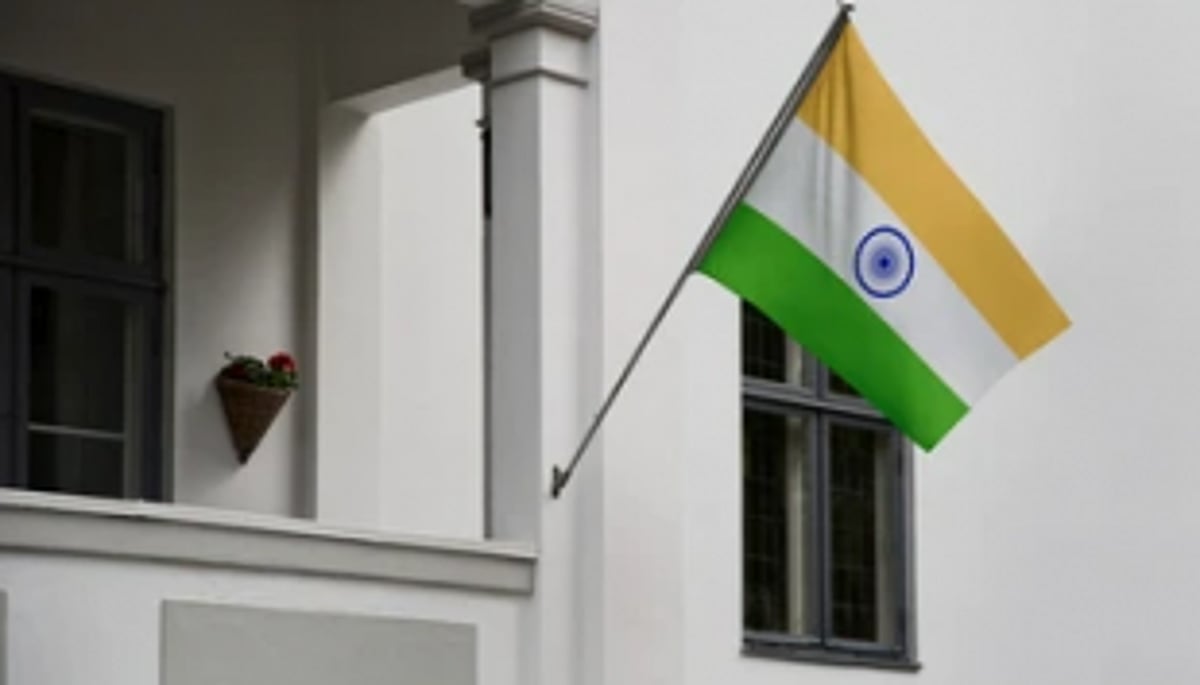 Citizens upset to see Tiranga still hoisted on some houses