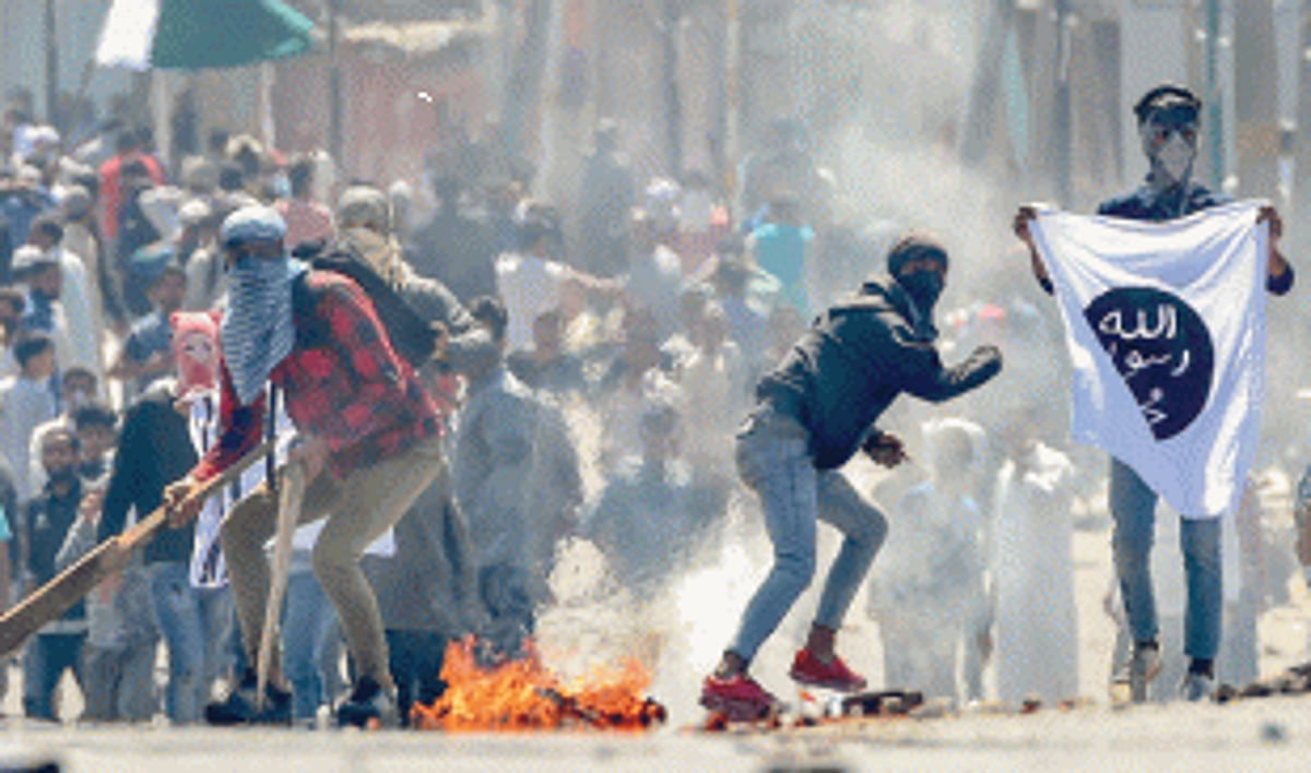 Clashes at funeral procession of youth hit by CRPF vehicle