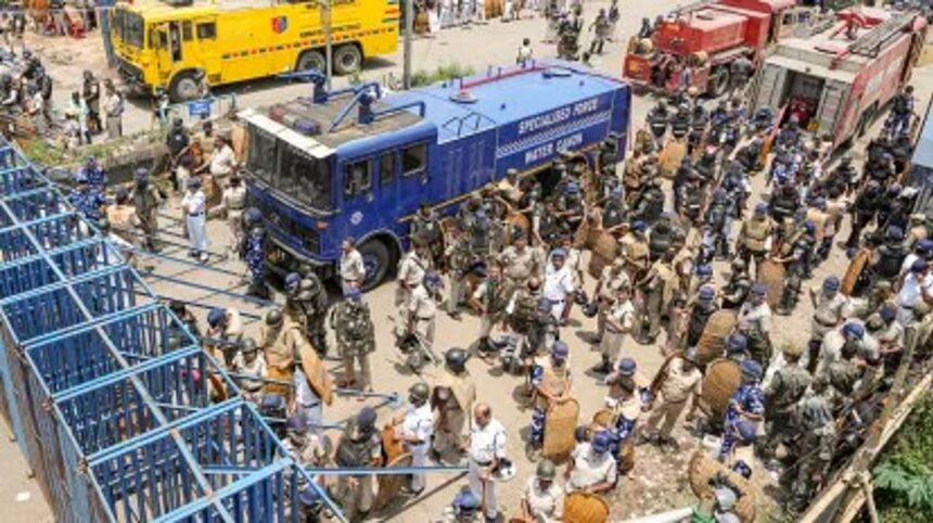 Clashes in Kolkata as Police Lathi-Charge Protestors in RG Kar Rape Case March 1 Clashes in Kolkata as Police Lathi-Charge Protestors in RG Kar Rape Case March
