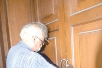 Claude locks up Mines Dept, hands over keys to cops