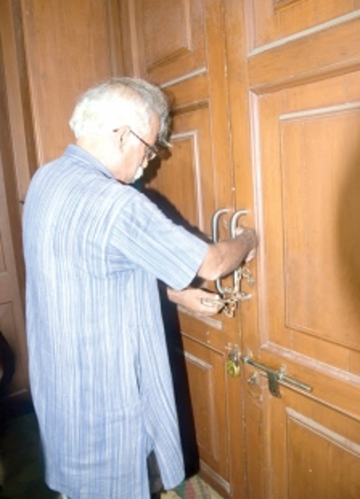 Claude locks up Mines Dept, hands over keys to cops