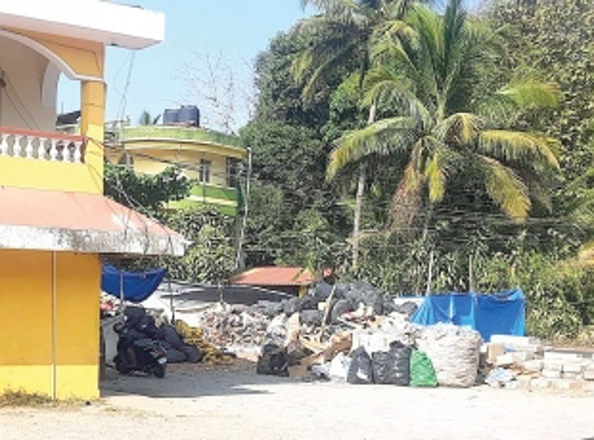 Clear heaps of dry waste lying in front of Benaulim P’yat