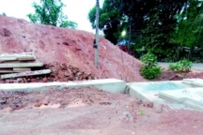 Clear mud dumped at Opa Khandepar junction to prevent flooding