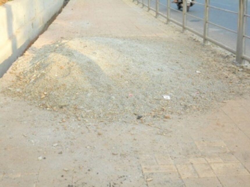 Clear pavement for pedestrians 1 Clear pavement for pedestrians