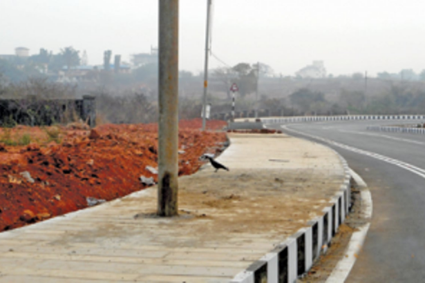 Clear the   rubble from   GMC-Bambolim highway