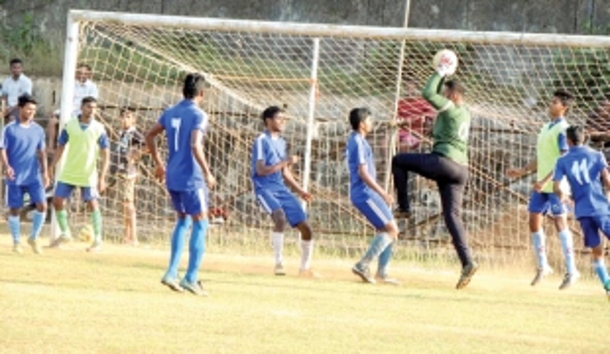 Clinton double leads Navelim into quarters