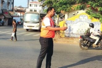 Clive Gracias(ly) volunteers to control traffic at Navelim junction