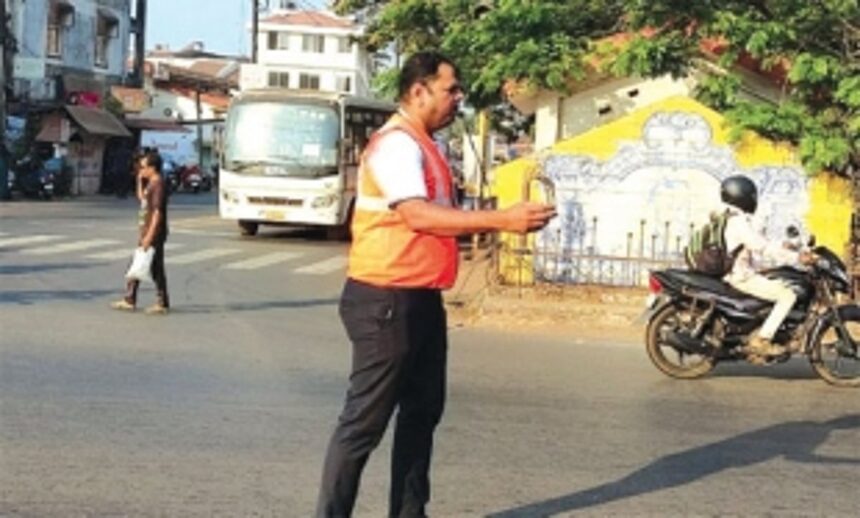 Clive Gracias(ly) volunteers to control traffic at Navelim junction