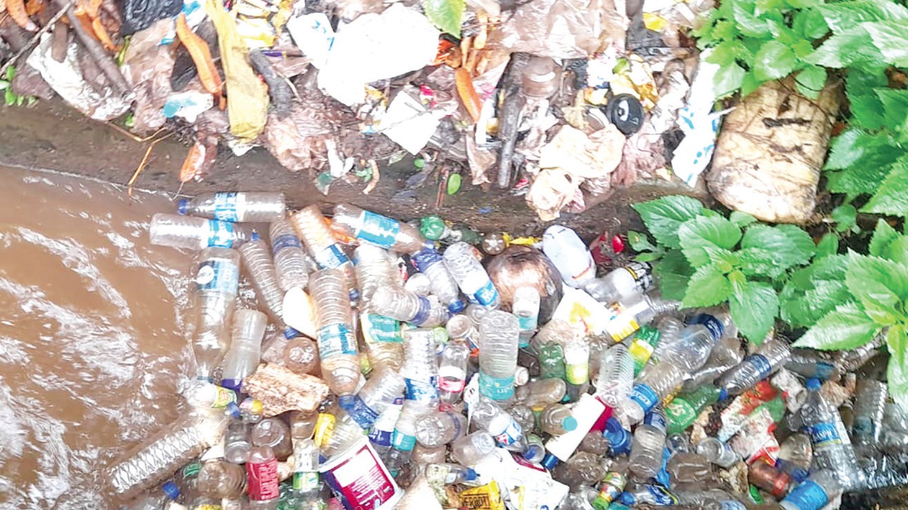 Clogged Xelpem-Duler gutter overflows with first rains