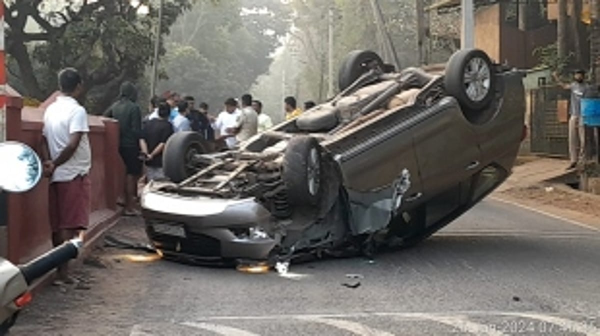 Close Call: Tourist Vehicle Crashes into Anjuna School Wall, Holiday Prevents Disaster