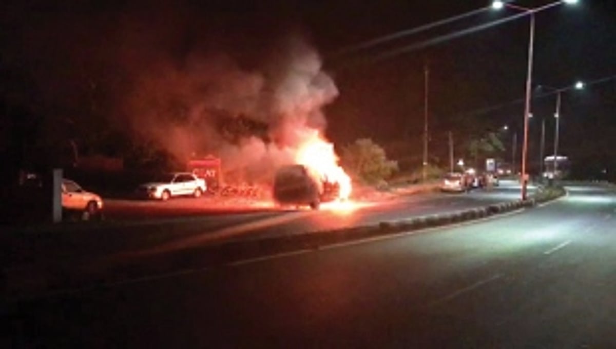 Close shave for a driver as  tourist taxi catches fire