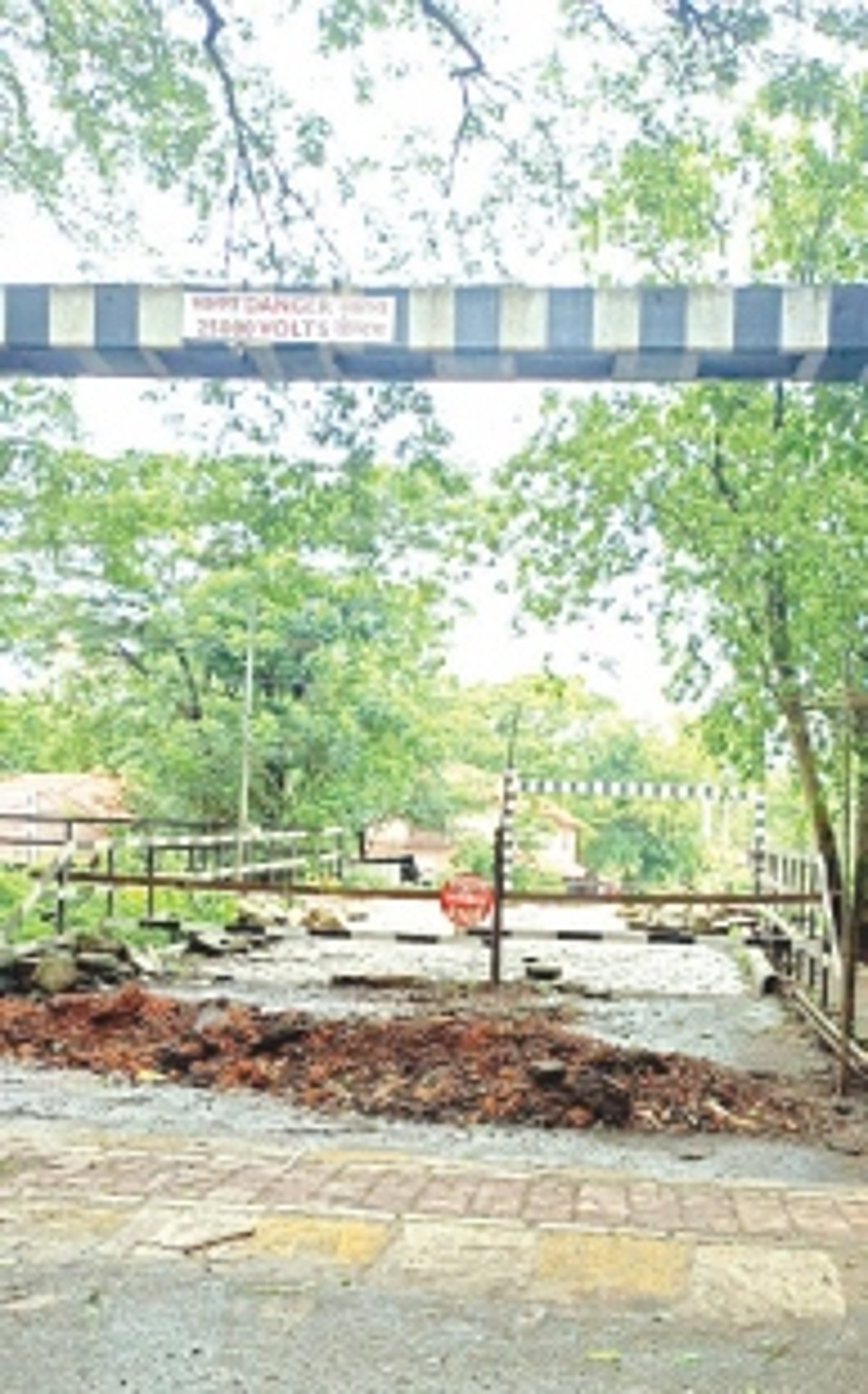 Closed railway crossing at Chandor gives tough time to Guirdolim villagers