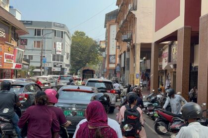 Closure of 5 roads leads to chaotic traffic jams in the city