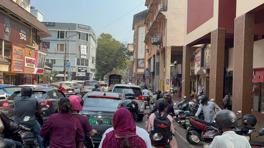 Closure of 5 roads leads to chaotic traffic jams in the city