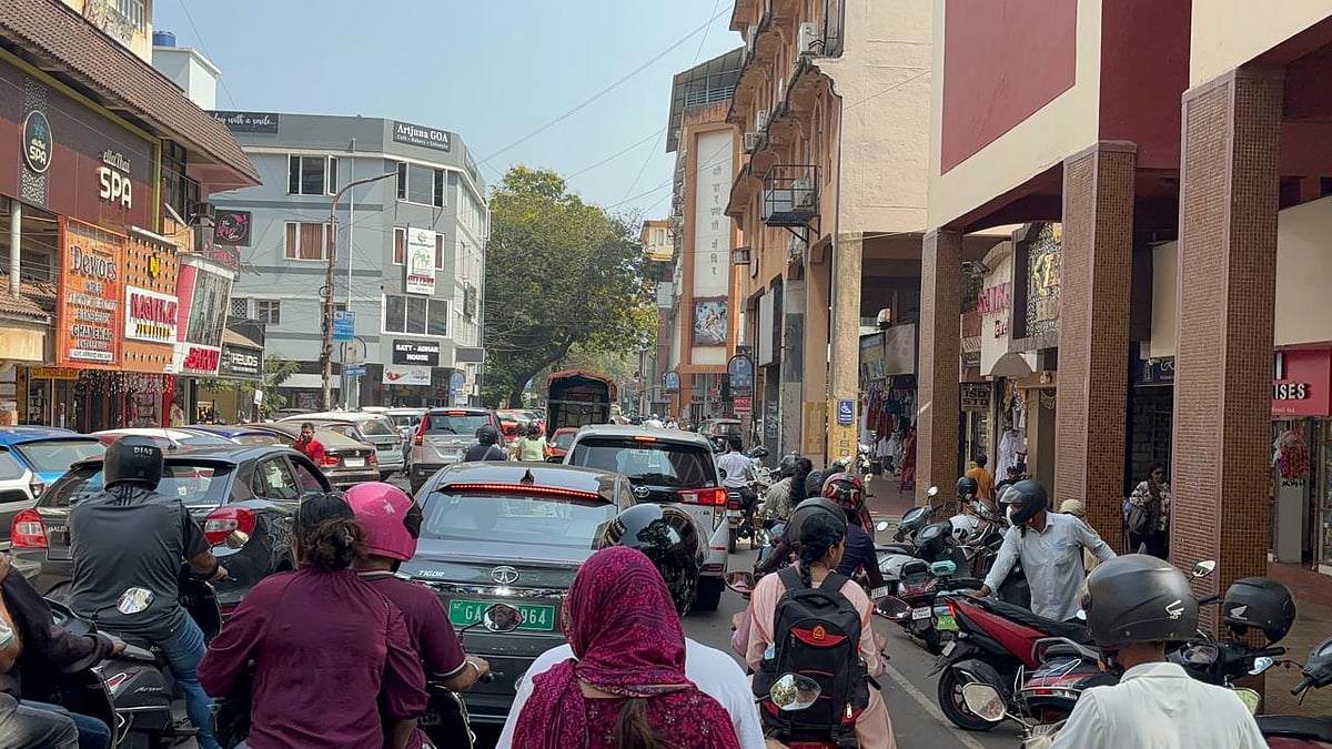 Closure of 5 roads leads to chaotic traffic jams in the city
