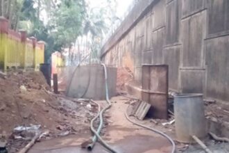 Closure of service road forces vehicles to ply on wrong side of highway